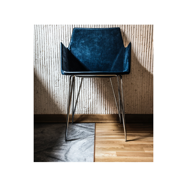 Fauteuil de studio bleu à pieds métalliques
