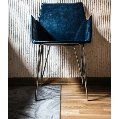 fauteuil-de-studio-bleu-a-pieds-metalliques